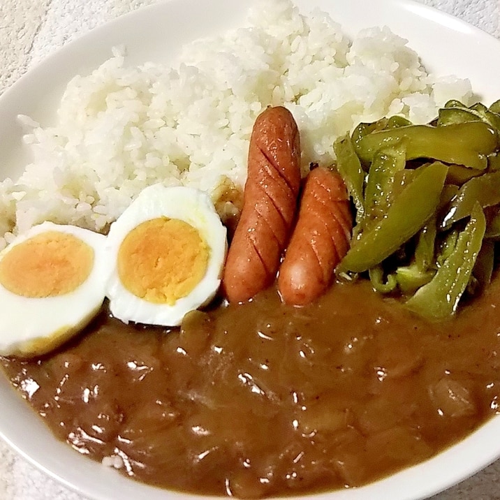 ウインナー・卵・ピーマンのトッピングカレー